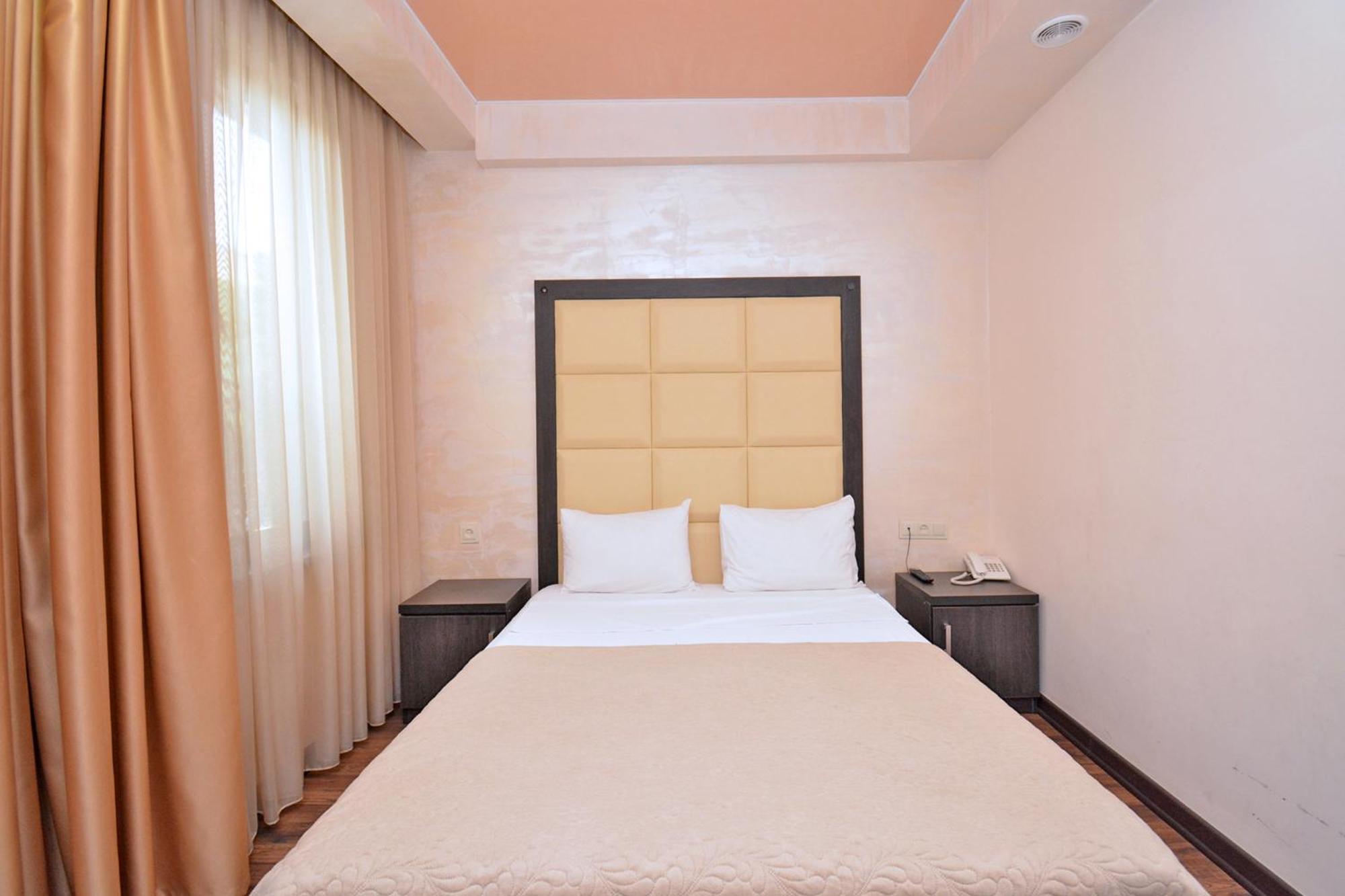 Hotel Partiez Yerevan Exterior photo