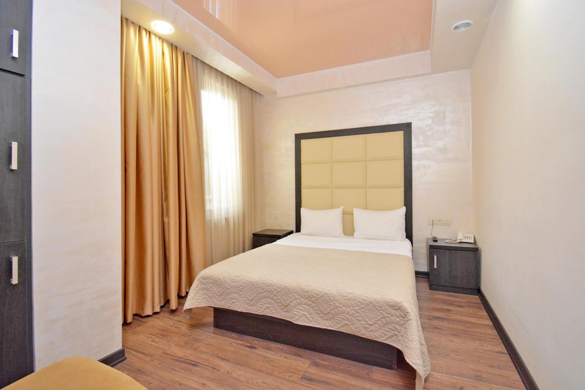 Hotel Partiez Yerevan Exterior photo